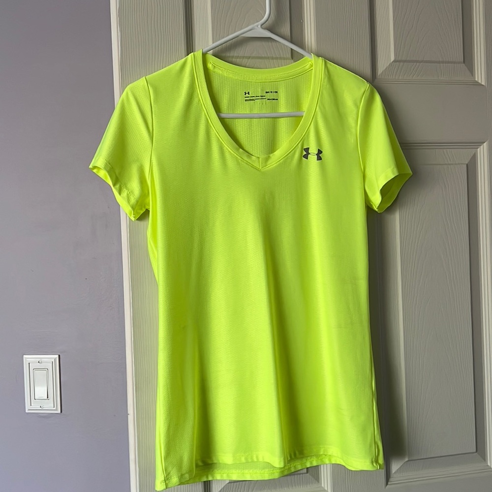 🎉HP🎉 womens under armor v neck t shirt